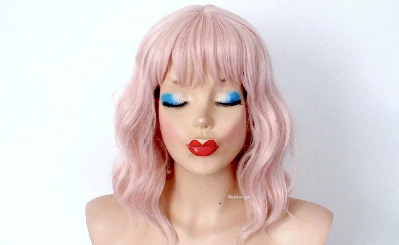 Synthetic colored wig with a heat - resistant formula for easy styling16' Antique Pink Short Wavy Hair with Bangs Wig