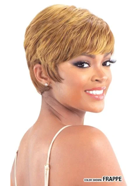 Short wig with a wavy texture for a beachy and relaxed lookModel Model Bestie Wig - LAURYN