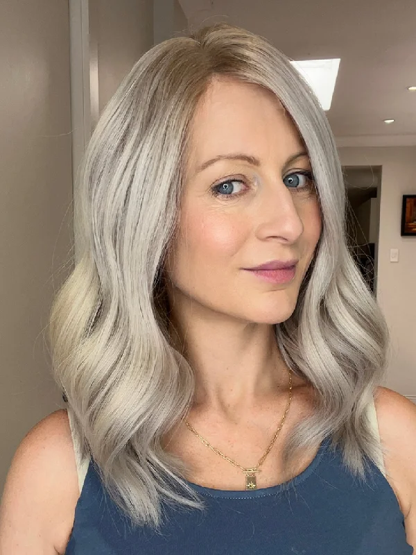 Wavy wig with a wavy bang for a trendy and modern styleNew Beautiful Light Gray Medium Wig